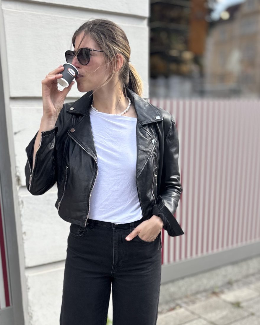 Cosima mit einem Espresso vor einem Café in München